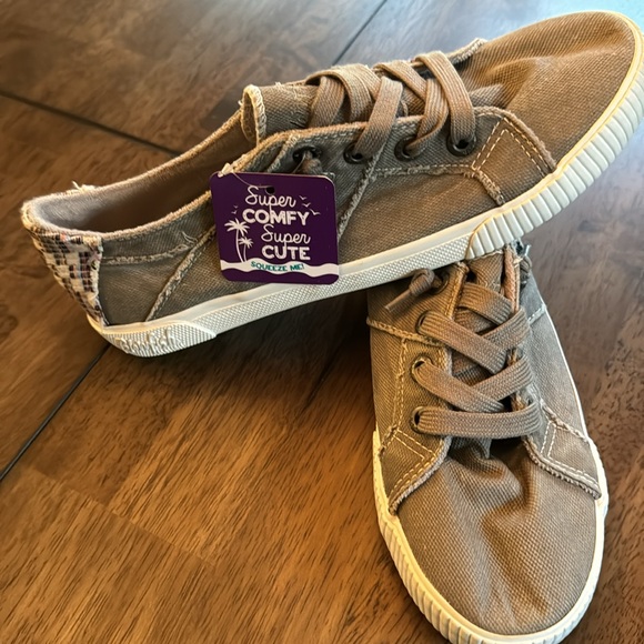 Shoes - Picture 4 of 8